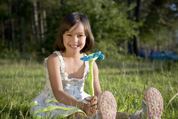 Dziewczynka na zielonej trawie — Zdjęcie stockowe