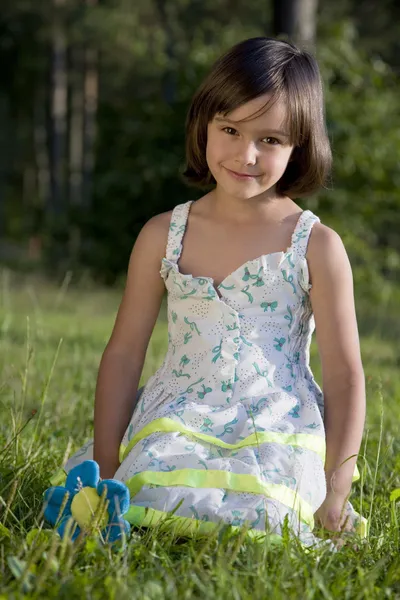 Маленькая девочка на зеленой траве — стоковое фото