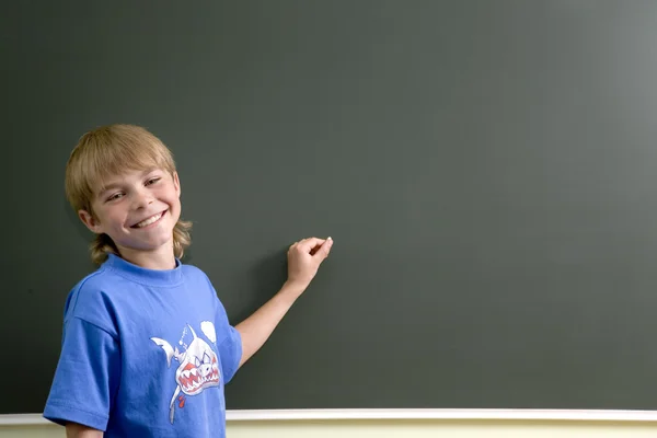 Genç bir çocuk ve yazı tahtası — Stok fotoğraf