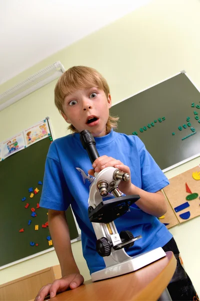 Junge mit Mikroskop — Stockfoto