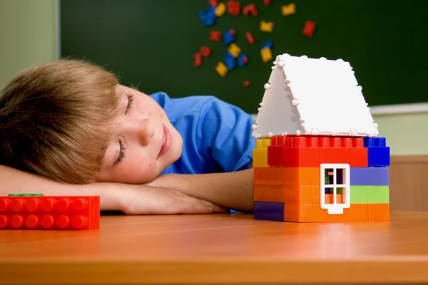 Хлопчик з іграшковим будинком — стокове фото