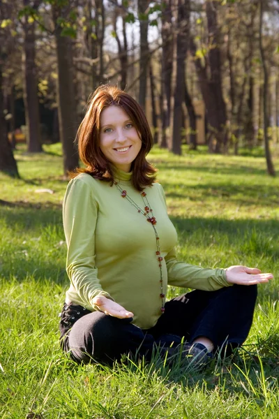 Mulher grávida em pose de ioga — Fotografia de Stock
