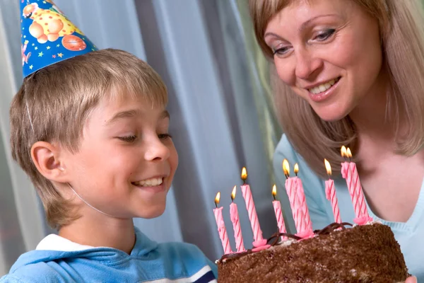 在他的生日，妈妈和儿子的男孩 — 图库照片