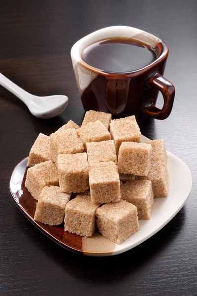 Cokelat gula batu dan cangkir kopi — Stok Foto