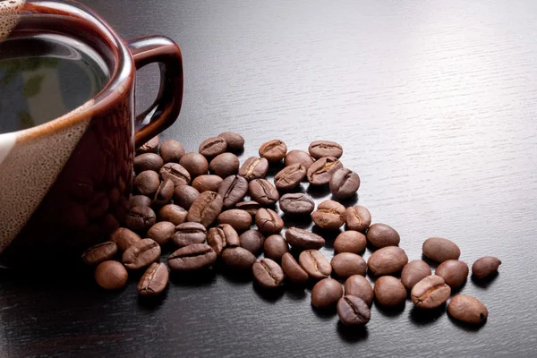 Кофейная чашка с кофейными зернами — стоковое фото