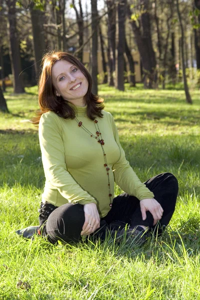 Kobieta w ciąży w pozycji do jogi — Zdjęcie stockowe