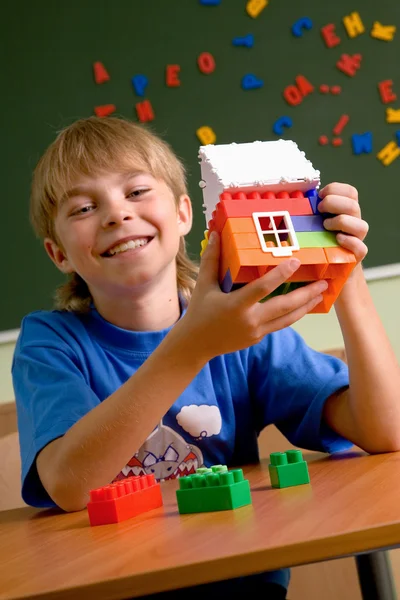 Хлопчик з маленьким будинком — стокове фото