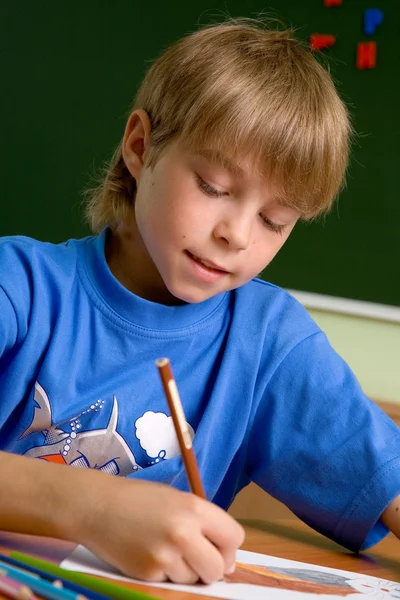 Хлопчик малює за допомогою олівця — стокове фото