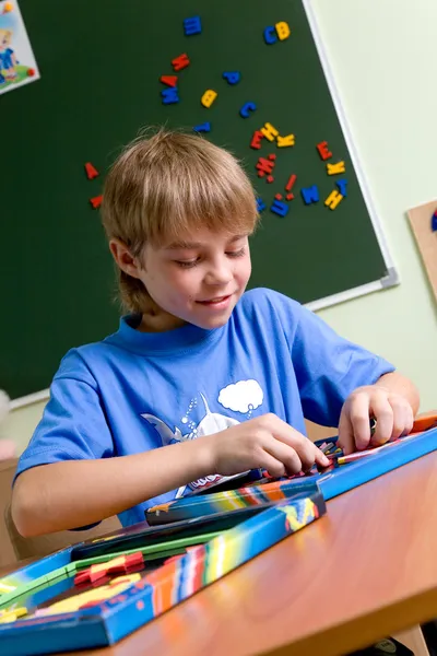 Мальчик с головоломками — стоковое фото