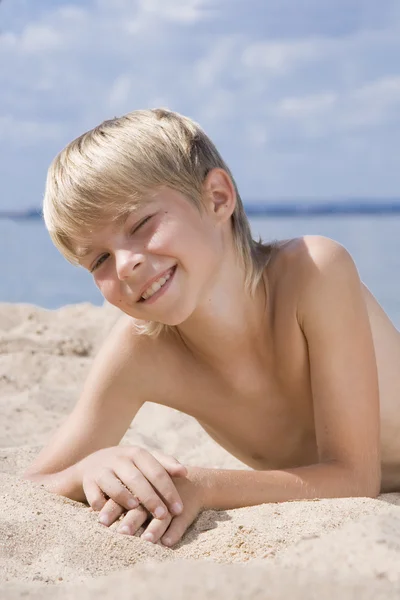 Маленький хлопчик в піску — стокове фото