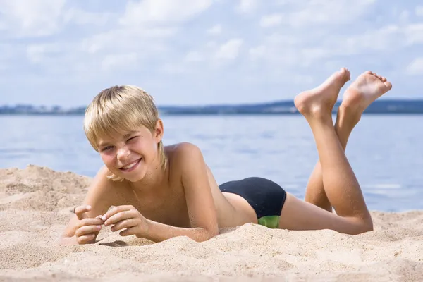Szczęśliwy mały chłopiec w piasku — Zdjęcie stockowe