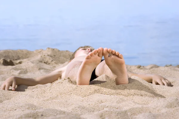 Kleiner Junge im Sand — Stockfoto