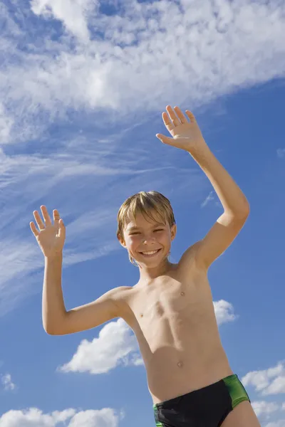 Αγόρι σε φόντο του ουρανού μπλε — Φωτογραφία Αρχείου