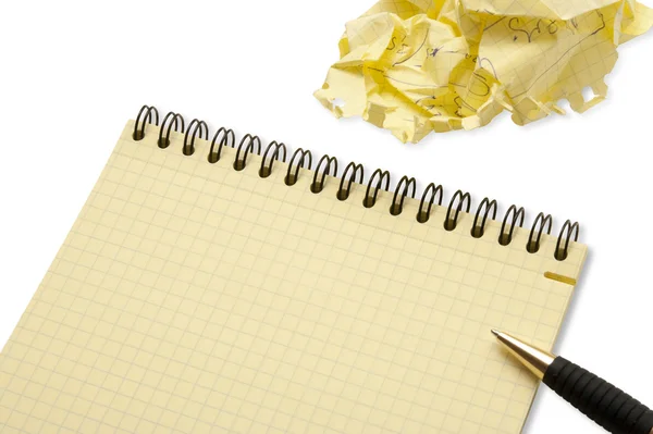 Notebook en verfrommeld papier wad — Stockfoto