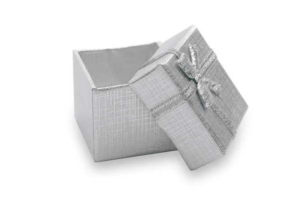 Срібна коробка прикрашена бантом — стокове фото