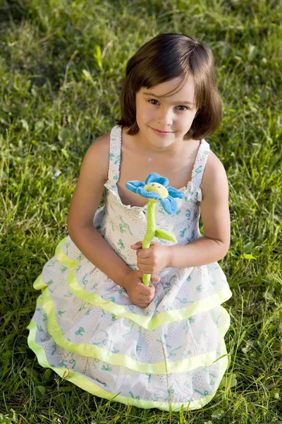 Piękna dziewczynka na zielonej trawie — Zdjęcie stockowe