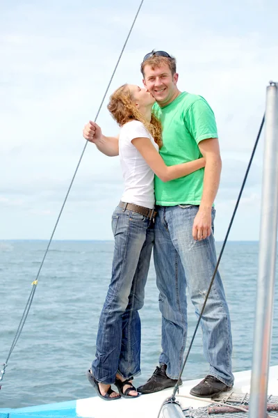 Paar auf der Jacht — Stockfoto