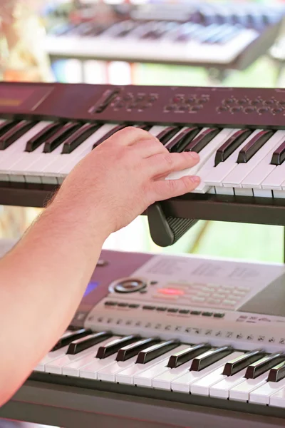 Hand on synthesizer — Stock Photo, Image