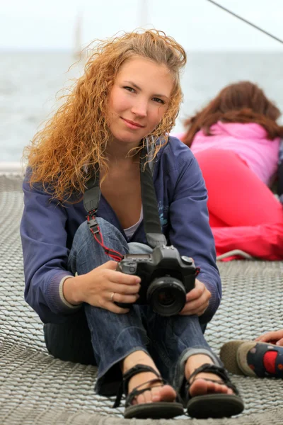 Девушка с фотокамерой на улице — стоковое фото