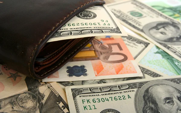 100 dolarové bankovky v kožená hnědá kabelka — Stock fotografie