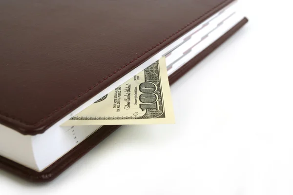 100 dollar bill i bruna anteckningsbok — Stockfoto