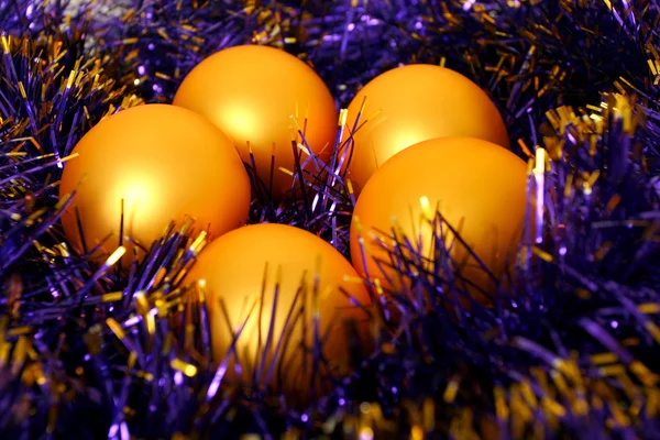 Золотые рождественские шары — стоковое фото