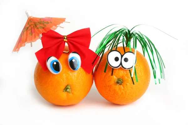 Πορτοκάλια αστείο κορίτσι και το αγόρι με τα μάτια — Φωτογραφία Αρχείου
