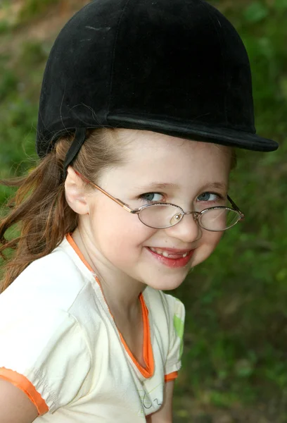 Портрет улыбающейся девушки в очках — стоковое фото