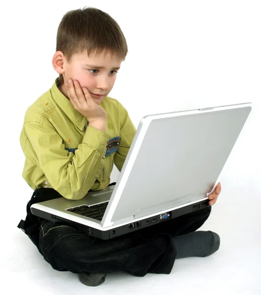 De jongen met een computer — Stockfoto