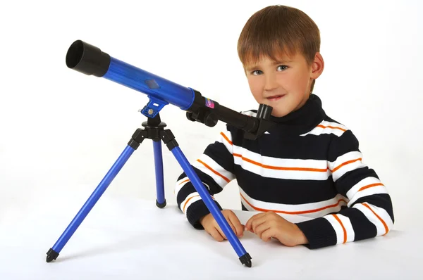 O rapaz com um telescópio — Fotografia de Stock