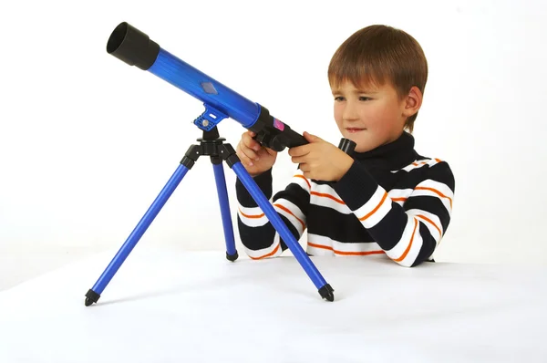 有一台望远镜的男孩 — 图库照片