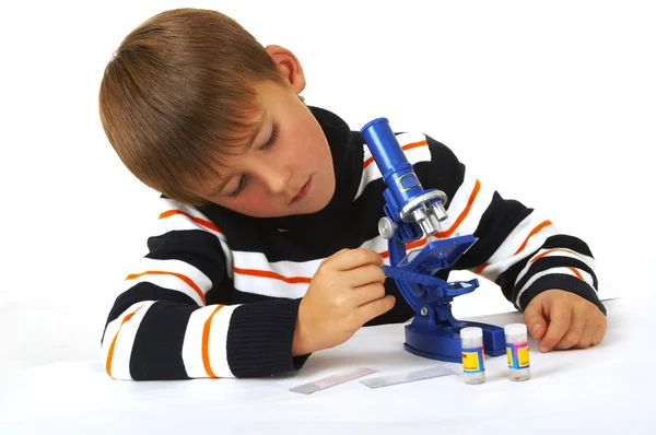 Pojken med ett Mikroskop — Stockfoto