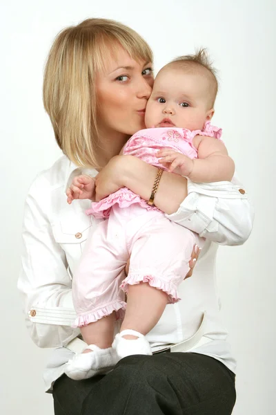 Jonge moeder met babymeisje — Stockfoto