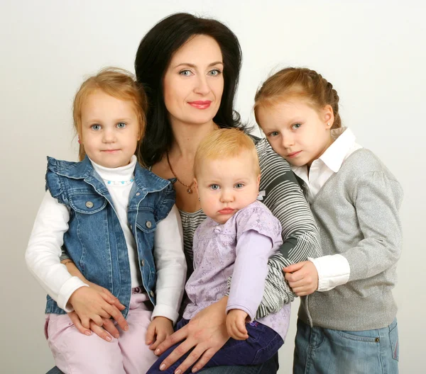 Мать с тремя дочерьми — стоковое фото