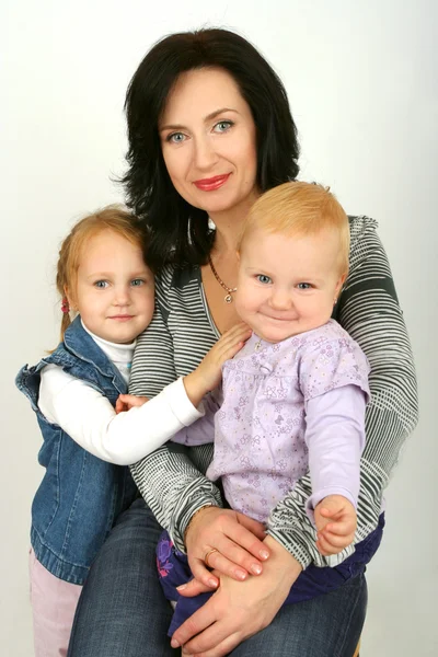 Moeder met twee dochters — Stockfoto