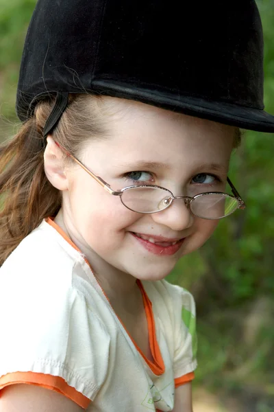 Πορτρέτο του ένα χαμογελαστό κορίτσι με τα γυαλιά — Φωτογραφία Αρχείου
