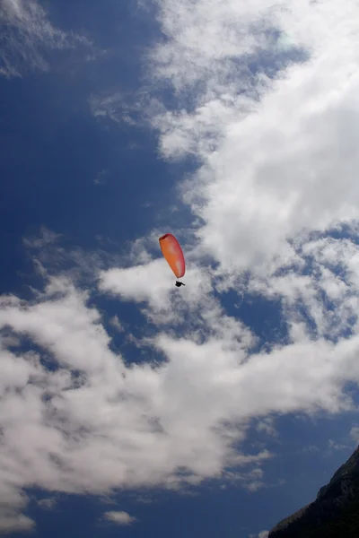 在天空上 parashutist — 图库照片