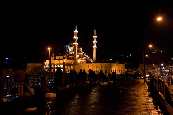 Galata Köprüsü'nde gece manzarası — Stok fotoğraf