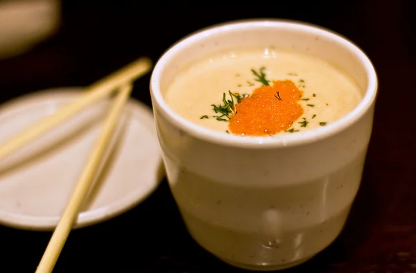 Zupa łosoś na stole — Zdjęcie stockowe