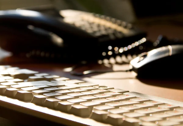 Tastatur, Desktop und Maus auf dem Tisch — Stockfoto