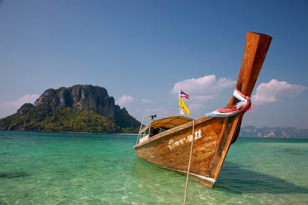 Boot und Felsen in der Nähe tropischer Insel — Stockfoto