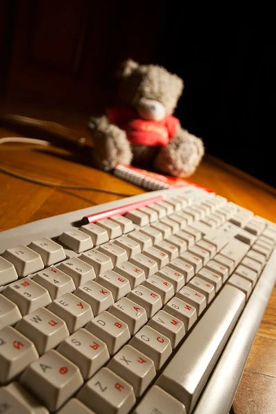 Tastatur und Spielzeug — Stockfoto