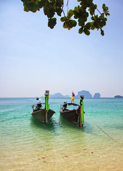 Две лодки рядом с тропическим островом — стоковое фото