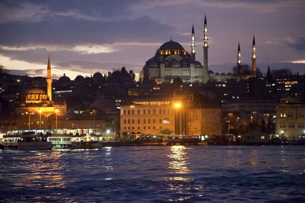 到了晚上，伊斯坦堡金角 — 图库照片