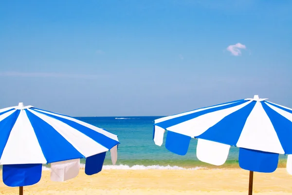 Два зонта на пляже — стоковое фото