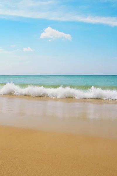 Kumlu plajı ve dalga — Stok fotoğraf