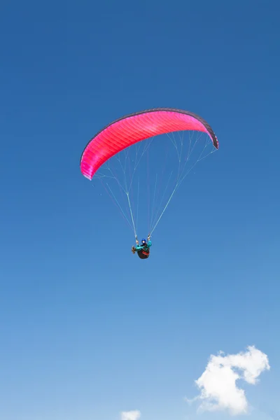 Parachutiste dans le ciel bleu — Photo