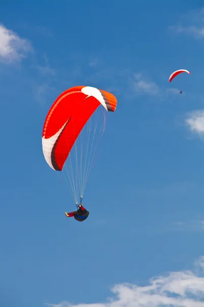 滑翔伞在土耳其在蓝蓝的天空 — 图库照片