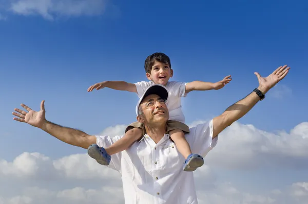 Dítě na ramena muže — Stock fotografie