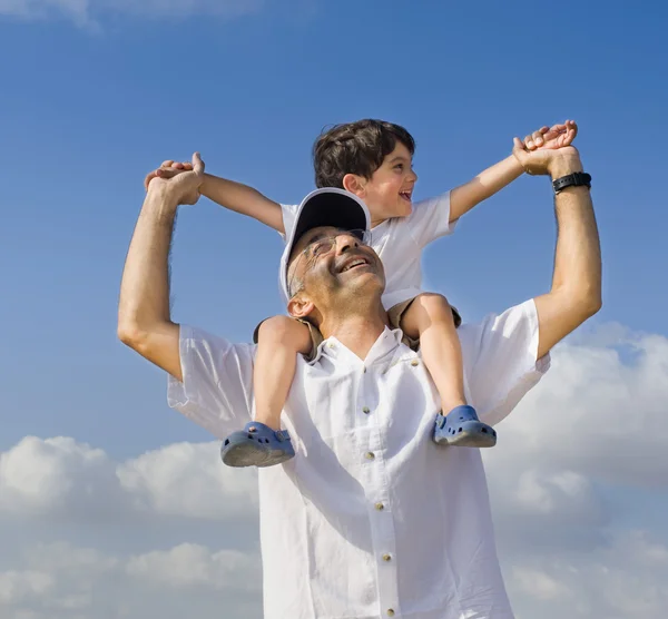 Criança em ombros de homem — Fotografia de Stock